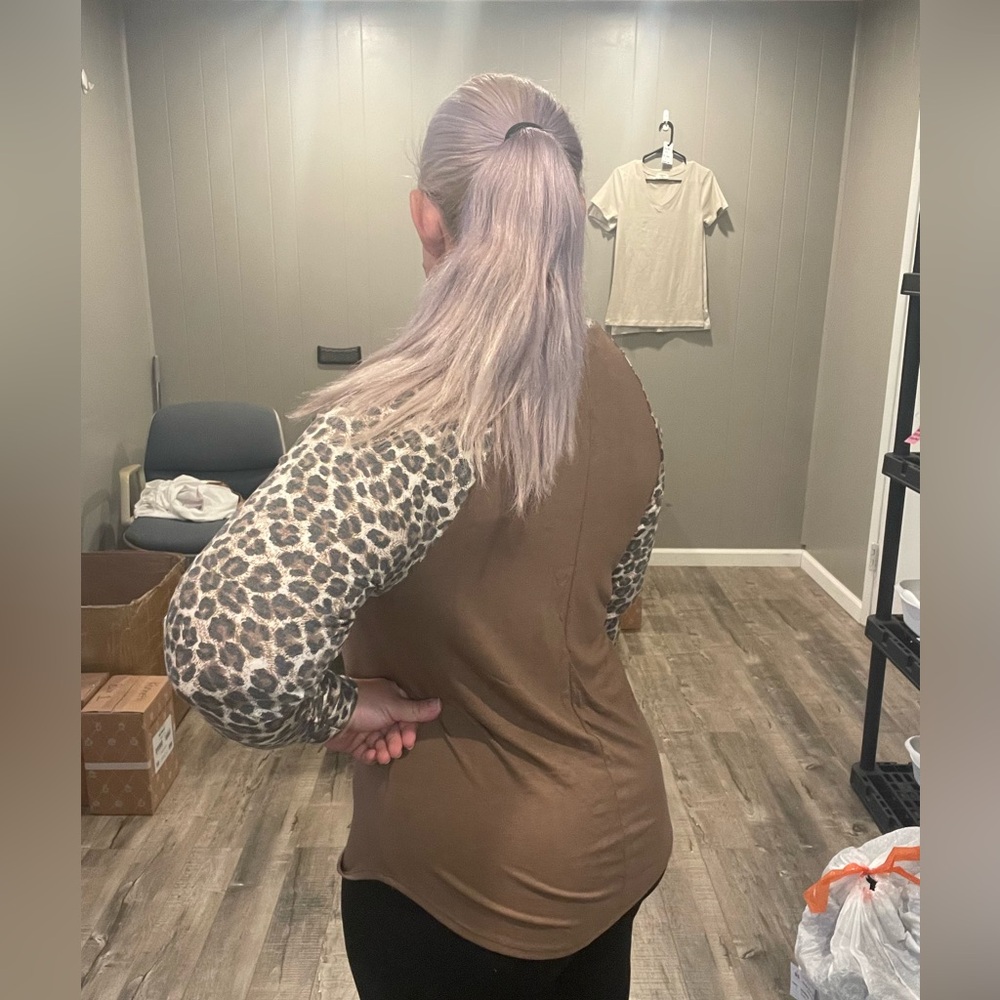 Zenana mocha leopard long sleeve tee - Picture 3 of 4